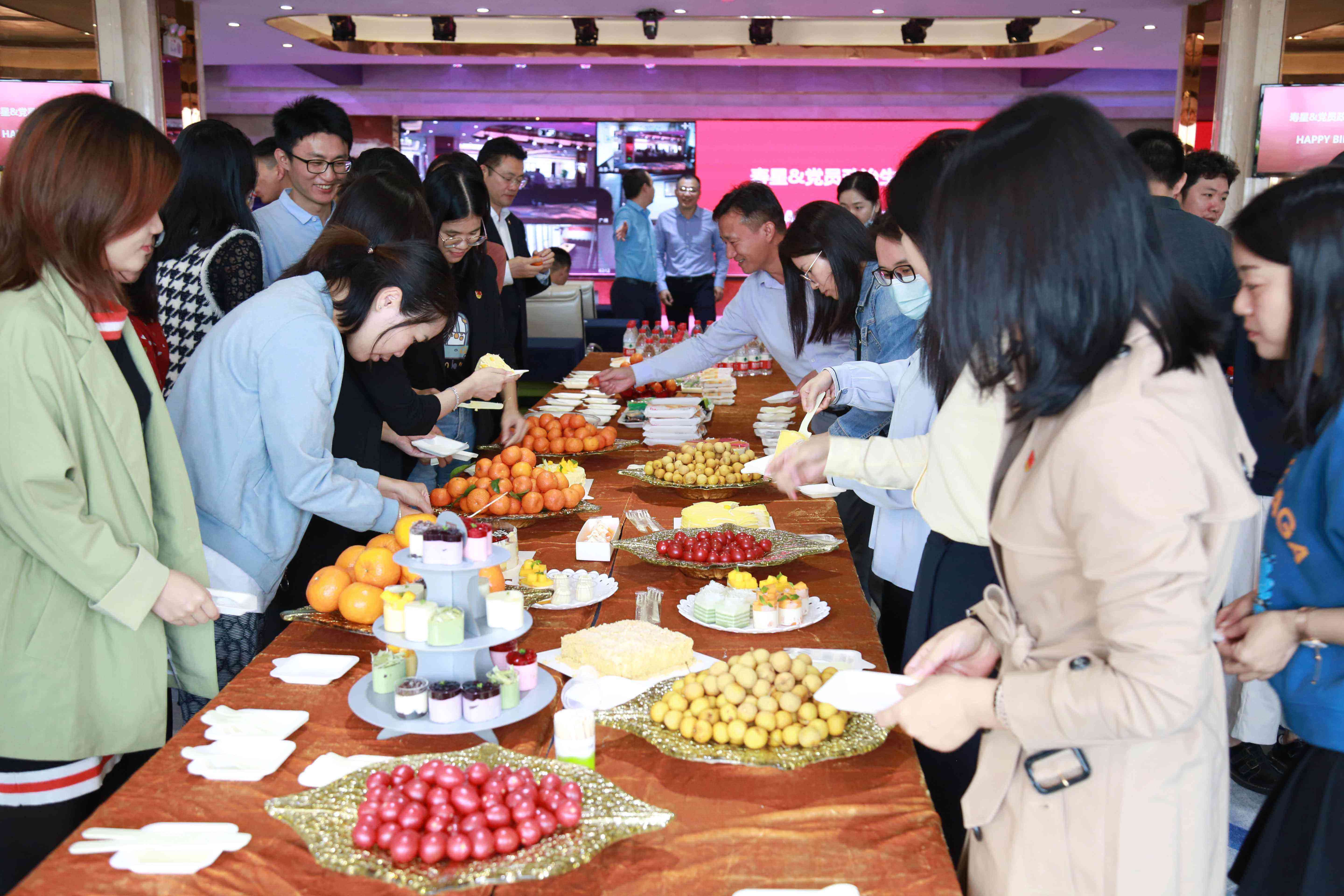 企业党建与文化相融合，点亮员工生日会